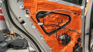 Zvuková izolace dveří auta