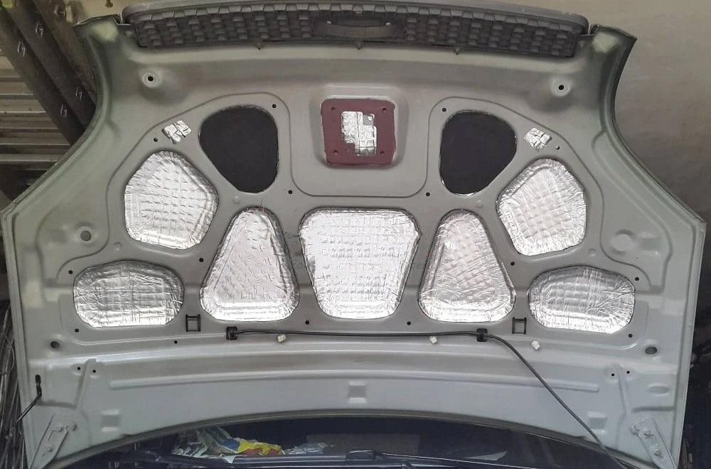 Ztlumen&iacute; vibrac&iacute; kapoty auta